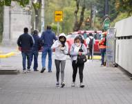 Personas transitando en el centro norte de Quito.