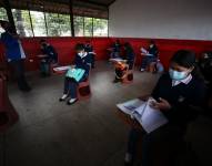 Estudiantes de la Unidad Educativa Agropecuaria Eduardo Salazar Gómez regresan a clases presenciales, tras 15 meses de clases virtuales, hoy, en la zona rural de Pifo, a las afueras de Quito (Ecuador). EFE/ José Jácome