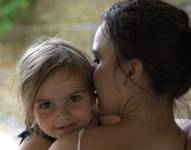 Una niña abrazando a su madre. Foto: Pixabay