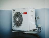 Imagen de un aire acondicionado, en los exteriores de una casa. Es uno de los electrodomésticos más usados en Guayaquil debido a las altas temperaturas de la ciudad.