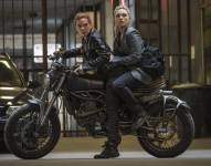 Fotograma cedido por Marvel Studios donde aparecen las actrices Scarlett Johansson (i), como Natasha Romanoff, y Florence Pugh (d), como Yelena Belova. EFE