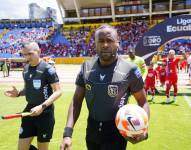 El árbitro Franklin Congo en el partido ante El Nacional contra Liga de Quito por la fecha 26 de la Liga Ecuabet conectada por Xtrim