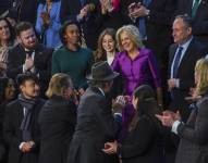 La Primera Dama y el esposo de la vicepresidenta, antes del discurso sobre el estado de la Unión del presidente estadounidense Joe Biden ante una sesión conjunta del Congreso en el Cámara de Representantes del Capitolio de los Estados Unidos.