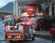 Integrantes del Cuerpo de Bomberos controlan un incendio luego del accidente de un camión de gas el pasado miércoles, en la Ciudad de México (México).