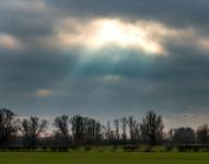 Rayos de sol tras un cielo muy nublado.