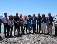 Varios de los participantes del simposio científico Galápagos-Israel posan para fotos desde la Isla Santa Cruz.