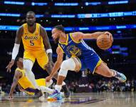 Jugadores de ambos equipos disputando el balón.