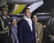 El presidente de Ecuador, Daniel Noboa (c), llega al Aeropuerto Internacional El Alto este viernes, en El Alto (Bolivia).