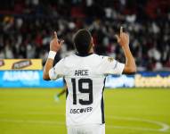 Alex Arce celebra su primer gol ante Delfín por la fecha ocho de Liga Pro