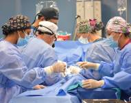 Momento de una cirugía en el Hospital Baca Ortiz de Quito.