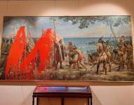 Dos activistas del movimiento de desobediencia civil no violenta Futuro Vegetal han lanzado este domingo pintura roja biodegradable sobre un cuadro en el Museo Naval de Madrid, en un acto de protesta.
