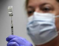 La farmacista Hollie Maloney prepara una jeringa con la vacuna contra COVID-19 desarrollada por Pfizer.