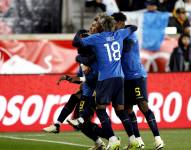 Jugadores de la Selección de Ecuador celebran el gol de John Yeboah