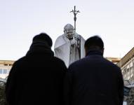 Fieles rezan frente a la estatua de Juan Pablo II en la entrada del Hospital Gemelli, donde está hospitalizado el Papa Francisco, en Roma, Italia, 05 de marzo de 2025.