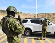 Militares ejecutan un operativo en Manta en julio del 2023.