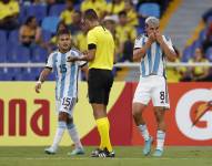 Gino Infantino (d) de Argentina celebra un gol hoy, en un partido de la fase de grupos del Campeonato Sudamericano Sub'20 entre las selecciones de Argentina y Perú en el estadio Pascual Guerrero en Cali (Colombia). EFE/ Ernesto Guzmán Jr.