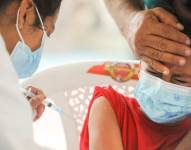 Las urbes que forman parte de esta primera etapa son la capital, Quito, Machala, Zamora Chinchipe y Loja, mientras que a partir del próximo lunes se podrán administrar dosis anticovid a los menores de 3 y 4 años en todo el país. Foto de archivo. EFE/Juan Diego Montenegro