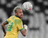Neymar de Brasil recibe el balón, el 5 de julio de 2021, ante Perú, durante un partido por las semifinales de la Copa América, en el estadio Olímpico Nilton Santos en Río de Janeiro (Brasil).