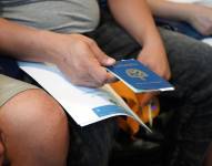 Foto de archivo de un inmigrante cubano que espera su turno para entregar su aplicación de entrada a Estados Unidos, este viernes en la frontera de El Paso, Texas.