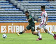 Moisés Paniagua (i) de Bolivia disputa el balón con Esteban Cruz Varona de Perú hoy, durante un partido del Campeonato Sudamericano sub'17, en Guayaquil (Ecuador). EFE/Jonathan Miranda