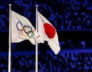 -FOTOGALERÍA- TOKIO (JAPÓN), 02/08/2021.- La Bandera Olímpica ondea junto a la bandera de Japón durante la ceremonia inaugural de los Juegos Olímpicos de Tokio 2020, el 23 de julio de 2021 en el Estadio Olímpico, que no contará con la presencia de público en las gradas. Los juegos se realizan sin público debido a las restricciones por la pandemia del coronavirus. EFE/ Juan Ignacio Roncoroni