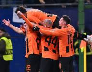 Los jugadores del Shakhtar Donetsk celebran el gol que les dio la victoria para vencer al FC Barcelona.