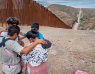 Imagen referencial de migrantes ecuatorianos en el muro fronterizo entre México y Estados Unidos.