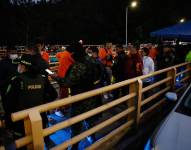 Ingreso de presos deportados al punto de control migratorio en el Puente de Rumichaca.