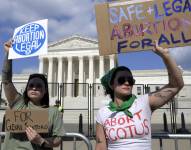 Activistas protestan contra el fallo del Tribunal Supremo de EEUU que prohíbe el aborto. EFE/ Archivo/ Lenin Nolly