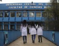 Ecuador tiene un exceso de médicos generales: inquietud latente al final de 2025