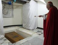 CIUDAD DEL VATICANO, 05/01/2023.- El féretro con los restos mortales del papa emérito Benedicto XVI ha sido enterrado este jueves en la cripta de los papas bajo la basílica de San Pedro. EFE/Vatican News