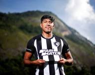 El defensa central Luis Segovia ya se enfundó la camiseta de su nuevo equipo: el Botafogo de Brasil.