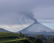 Fotografía del volcán Cotopaxi desde Quito, Ecuador.