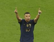 Kylian Mbappe de Francia celebra un gol hoy, en la final del Mundial de Fútbol Qatar 2022 entre Argentina y Francia en el estadio de Lusail (Catar).