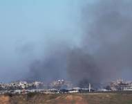 El humo se eleva sobre Shejaia, en el norte de la Franja de Gaza, tras los bombardeos del ejército israelí, visto desde Beeri, Israel, el 16 de diciembre de 2023.