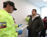 Pablo Romero al ser entregado a la justicia ecuatoriana.