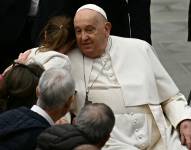 El Papa Francisco saluda a las personas al final de la audiencia general semanal el 12 de febrero de 2025 en la Sala Pablo VI en El Vaticano.