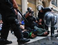 Miembros de la policía argentina detienen a manifestantes este 12 de marzo de 2025, en Buenos Aires (Argentina).