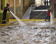Varias personas trabajan en la limpieza de las calles durante la mañana de este lunes cuando la dana que desde ayer azota el sur de Cataluña ha provocado 69 incidentes que han dejado a 18 personas heridas, una de ellas de gravedad, tras dejar récords históricos de lluvias, que han alcanzado los 280 litros por metro cuadrado en poblaciones como Mas de Barberans (Tarragona).