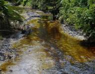 Imagen de un río contaminado por el derrame de petróleo en Esmeraldas