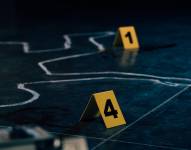 Enfoque selectivo del contorno de tiza y los marcadores de evidencia en la escena del crimen.