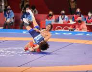 Luisa Valverde (Rojo) derriba a su rival.