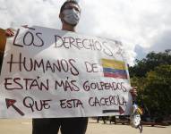 Un manifestante participa de una jornada de protestas hoy en el Parque de los Deseos en Medellín (Colombia).