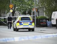 Policía en la escena después de un tiroteo sospechoso en la Plaza Vaksala en Uppsala, Suecia, 29 de abril de 2025. Según la policía, varias personas fueron encontradas con lesiones que indican heridas de bala. (Suecia)