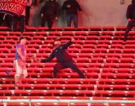 Hinchas de Universidad Chile lanzan objetos a los aficionados de Independiente de Avellaneda por Copa Sudamericana