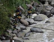 Personal del Cuerpo de Bomberos busca el cuerpo en las riveras del río Machángara.
