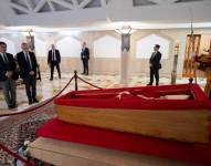Fotografía tomada y distribuida el 22 de abril de 2025 por The Vatican Media muestra al Gran Rabino de Roma Riccardo Di Segni mientras presenta sus respetos al difunto Papa Francisco en la Capilla de Santa Marta en El Vaticano.