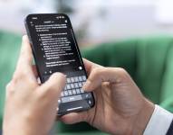 Bucarest, Rumania - 30 de julio de 2024 - Un hombre escribe indicaciones en un chat impulsado por IA en la aplicación de su teléfono inteligente, y un asistente virtual avanzado muestra soluciones inteligentes para completar tareas.