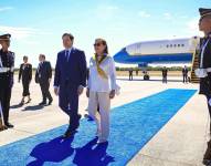 Fotografía cedida por el Gobierno de El Salvador del secretario de Estado de los Estados Unidos, Marco Rubio (i), junto a la canciller de El Salvador, Alexandra Hill Tinoco, este lunes, en el aeropuerto internacional Óscar Arnulfo Romero en San Luis Talpa (El Salvador).