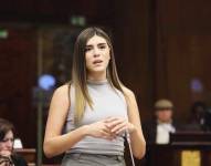 La jefa de la bancada oficialista señaló que se trata de una maniobra de la vieja política.